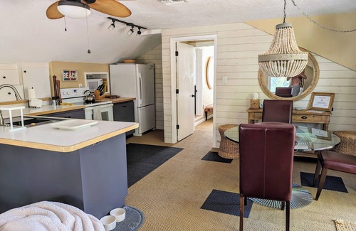 Sarasota House | Cozy Cabana .walk to the beach and St Armand's Circle!