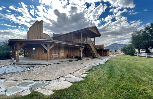 Almo Cabin | Cozy Cabin 11 at the Almo Inn near City of Rocks/Castle Rock Park in Almo, Idaho