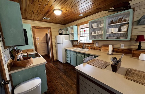 Wills Point Cabin | Cozy Cabin 15 min from Trade Days