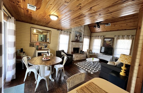 Wills Point Cabin | Cozy Cabin 15 min from Trade Days