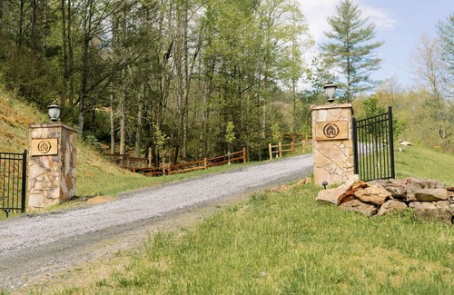 Roan Mountain Cabin | Cozy Cabin #3 - 4 Wheel Drive Needed During Winter