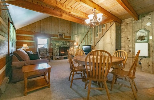 Blowing Rock Apartment | Cozy Cabin #33 - Sleeps 6 - Full kitchen + fireplace - between Boone & Blowing Rock NC