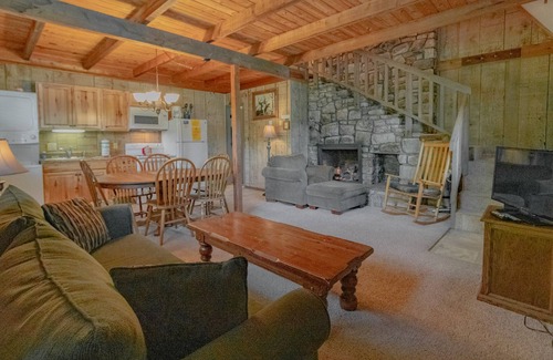 Blowing Rock Apartment | Cozy Cabin #38 - Sleeps 6 - Full kitchen + fireplace - between Boone & Blowing Rock NC