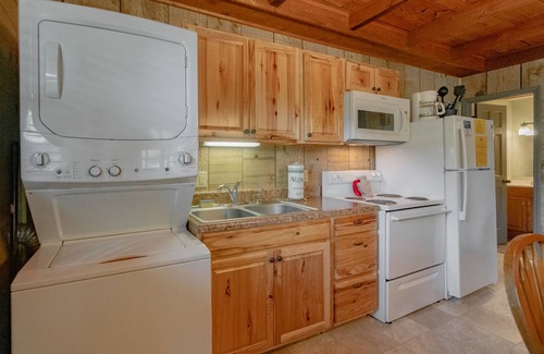 Blowing Rock Apartment | Cozy Cabin #38 - Sleeps 6 - Full kitchen + fireplace - between Boone & Blowing Rock NC