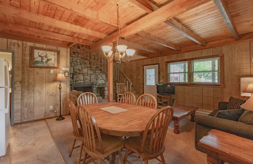 Blowing Rock Apartment | Cozy Cabin #38 - Sleeps 6 - Full kitchen + fireplace - between Boone & Blowing Rock NC