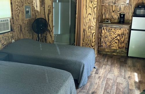 Bennett Springs Apartment | Cozy cabin #5 located 1 mile from Bennett Spring State Park