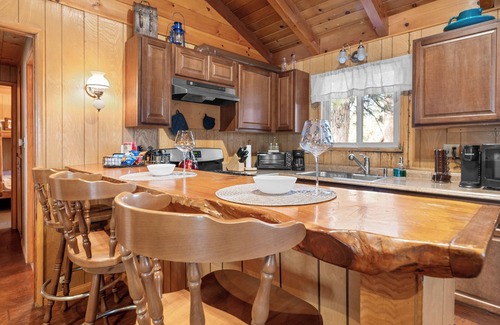 Boulder Bay Cabin | Cozy Cabin 5 mins walk to Boulder Bay Park & Lake/Sledding/Hiking, Family Fun!