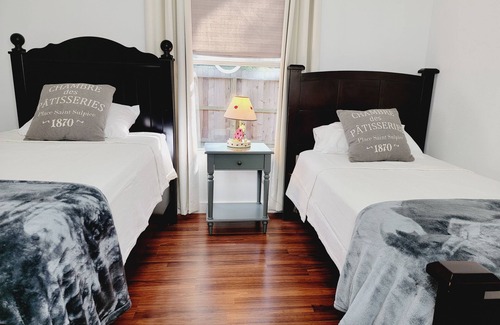 Burton Cottage | Cozy Cabin 5 minutes to Boat Ramp at Sommerville Lake. Pet friendly!
