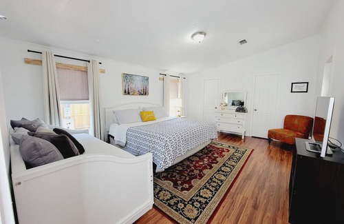 Burton Cottage | Cozy Cabin 5 minutes to Boat Ramp at Sommerville Lake. Pet friendly!