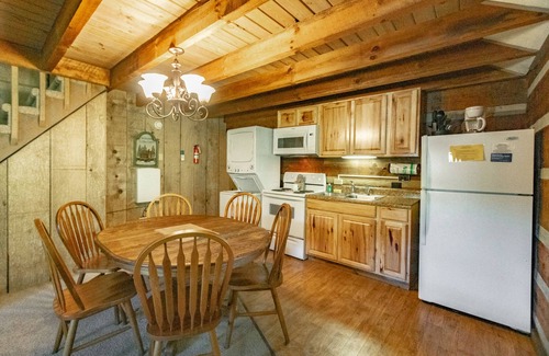 Blowing Rock Apartment | Cozy Cabin #6 - Sleeps 6 - Full kitchen + fireplace - between Boone & Blowing Rock NC