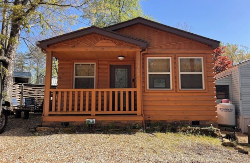 Cleveland Cabin | Cozy cabin and fall leaves! Swim, Horses, hiking, lake and 3 mi from Helen!