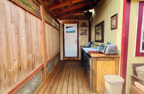 Alvadore House | Cozy Cabin at The Good Farm