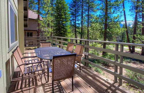 Country Club Estates House | Cozy Cabin by Lake Tahoe Accommodations