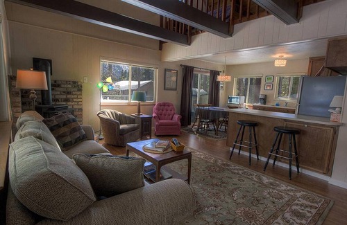 Country Club Estates House | Cozy Cabin by Lake Tahoe Accommodations