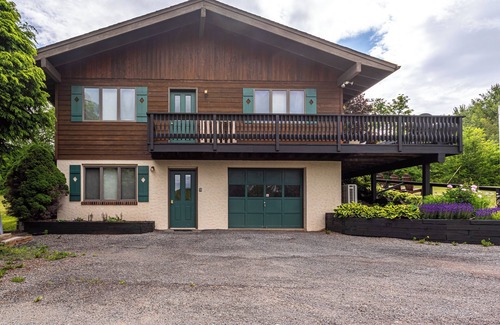 Windham House | Cozy Cabin Condo by the Mountain, 5mins to skiing!