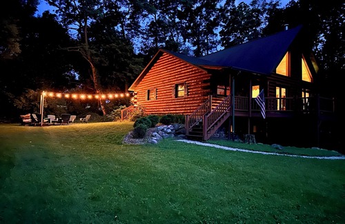 Briggsville Cabin | Cozy Cabin ~ Deck ~ Fire Pit ~ 10 Min to Dells