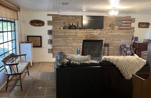 Vian Cabin | Cozy cabin, easy lake access, Ridge Route, Lake Tenkiller-close to Fin & Feather