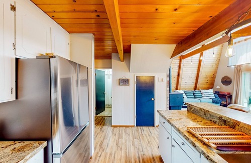 Groveland Cabin | Cozy Cabin | Farmhouse-style cabin in Groveland with gambrel knotty pine ceiling