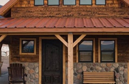 Monroe Cabin | COZY Cabin for Couple Getaways-4 min to Hot Springs-Central to Utah's Mighty 5