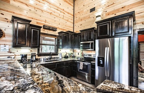 Broken Bow Cabin | Cozy Cabin for Summer Entertaining, Private Trail, Pet Friendly, Close to shops!