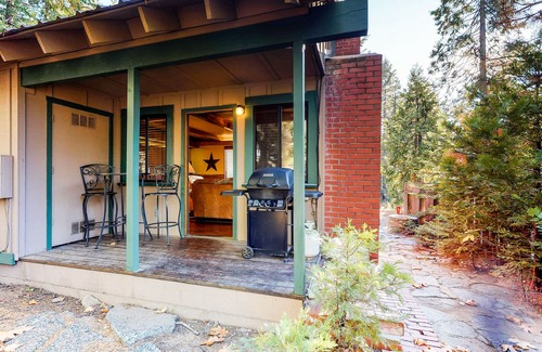 Shaver Lake Cottage | Cozy Cabin for Two with Furnished Patio - Close to the Villae & Lake, Dogs OK