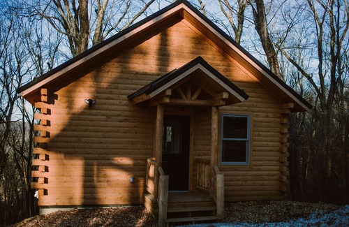 Logan Cabin | Cozy Cabin for up to 6 guests - Hocking Hills - Hot Tub - Fire Ring - Wifi