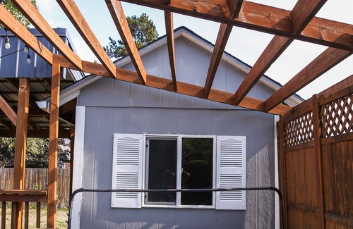 Castle Rock House | Cozy Cabin, Gateway to Mount St. Helens w/Hot Tub
