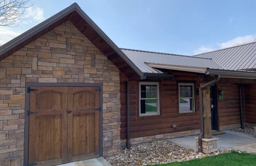 Millersburg Cabin | Cozy Cabin Getaway with Fireplace, Kitchen, Jacuzzi Tub - Sleeps 2