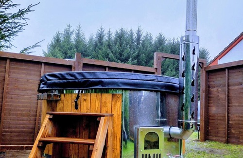 Ballaghaderreen Cabin | Cozy cabin in a tranquil rural setting with a hot tub and a wood burning stove