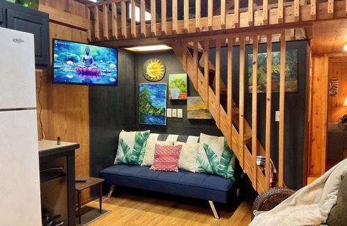 Fort McCoy Cabin | Cozy cabin in charming Salt Springs Resort with WiFi and a screened in porch