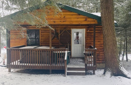 Clarington Cabin | Cozy Cabin In Cook Forest with hot tub