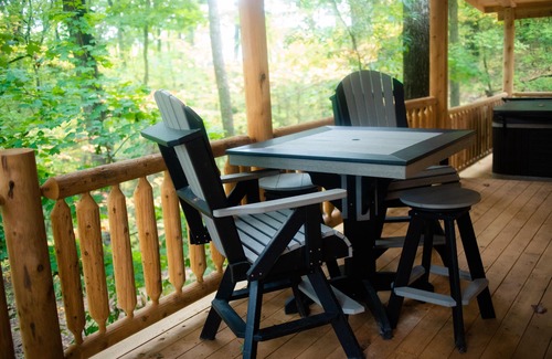 Logan Cabin | Cozy cabin in Hocking Hills - Merlot Cabin #8 - Hot Tub - Fire Ring - Wifi