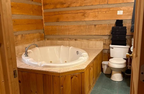 Seneca Rocks Cabin | Cozy cabin in lovely Seneca Rocks WV with WiFi, smart TVs and jucuzzi tub