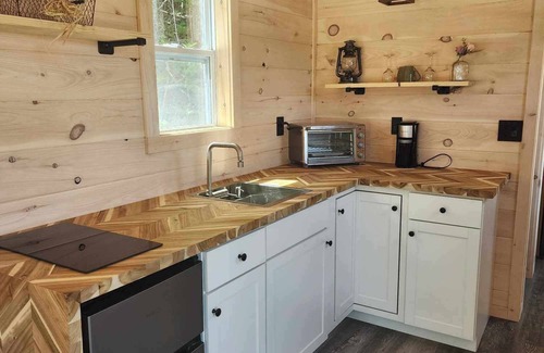 Errol Cabin | Cozy cabin in lovely Errol with Direct trail access, close to town (cabin 2)