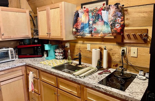 Waneta Cabin | Cozy Cabin in lovely McKee with WiFi, AC
