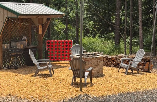 Brewton Cabin | Cozy cabin in pleasant Brewton with AC, WiFi, and fire pit.