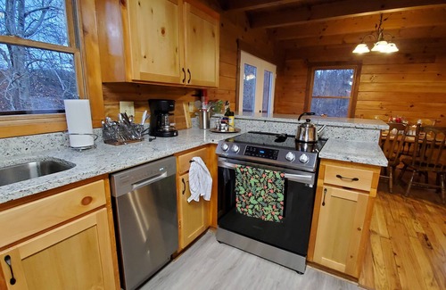 Vein Mountain Cabin | Cozy cabin in private gated community with Hot Tub!