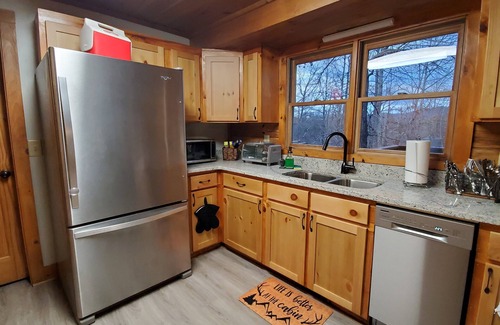 Vein Mountain Cabin | Cozy cabin in private gated community with Hot Tub!