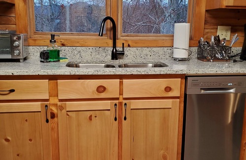 Vein Mountain Cabin | Cozy cabin in private gated community with Hot Tub!