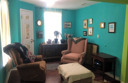 Montopolis House | Cozy cabin in Southeast Austin; located between the airport and downtown Austin