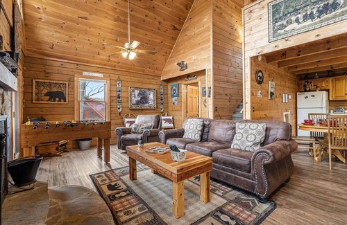 Gatlinburg - Pigeon Forge Cabin | Cozy cabin in the Mountains.
