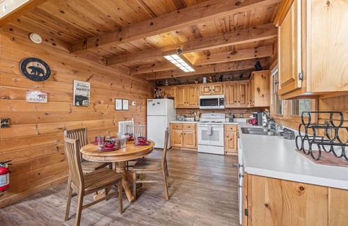 Gatlinburg - Pigeon Forge Cabin | Cozy cabin in the Mountains.