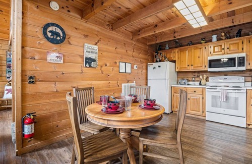 Gatlinburg - Pigeon Forge Cabin | Cozy cabin in the Mountains.