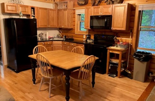 Bovina Center Cabin | Cozy cabin in the woods on top of the ridge. A quiet retreat.