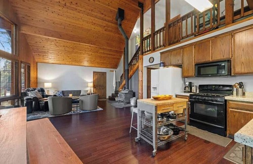 Hamilton Branch House | Cozy Cabin in the Woods with Comforts, Hot Tub, Walk to Lake