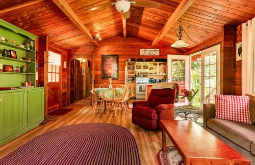 Volcano Cabin | Cozy Cabin in Volcano Village minutes from Volcano Park entrance.