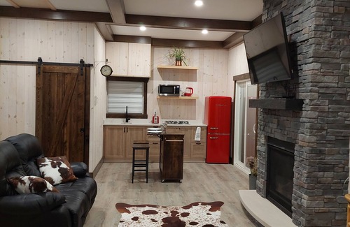 Pointe aux Roches Cabin | Cozy cabin including a pool and a country view, 5 min from the lake.