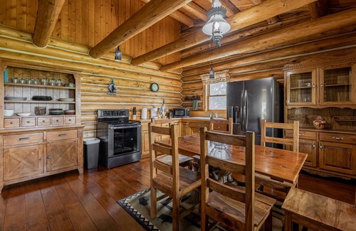 Cody Cabin | Cozy Cabin Located on the Southfork- classic log cabin, wonderful location