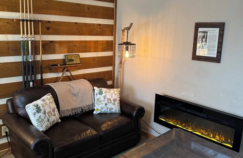 Cleveland Cabin | Cozy cabin minutes from downtown Helen WiFi, Hot Tub, Fire Pit, King Bed