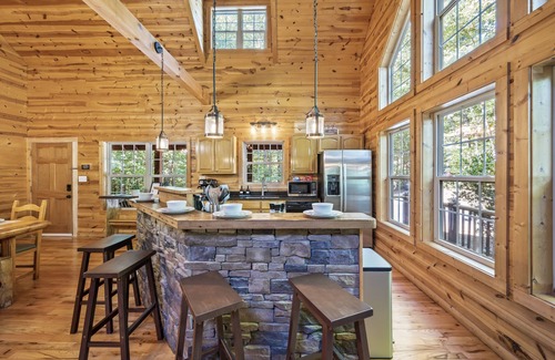 Cleveland Cabin | Cozy Cabin Near Helen + Hot Tub + Fire Pit + Game Room + More